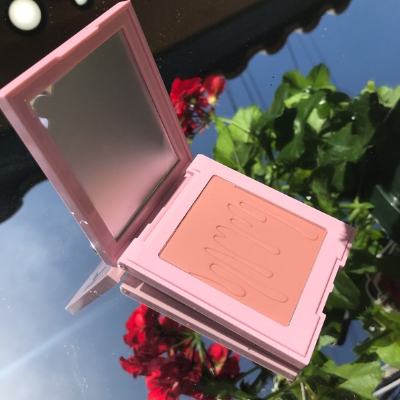 CLOSE TO PERFECT Blush Kylie Pressed Powder - Picture 7 of 13